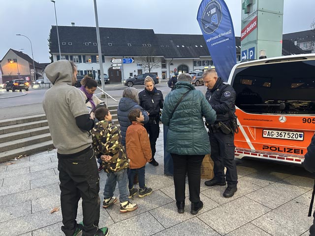 Das Interesse an den diversen reflektierenden Materialien war vor allem bei den Kindern gross. Foto: Sonja Fasler