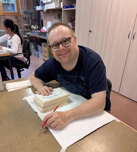 Roman Suter, Mitarbeiter Ateliers, am Vorzeichnen. Foto: zVg