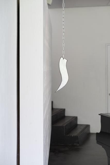 Tarek Lakhrissi, Betraying Power, 2023. Edelstahl; Foto: Studio Stucky. Kerenidis Pepe Collection, Paris © 2025, ProLitteris, Zürich