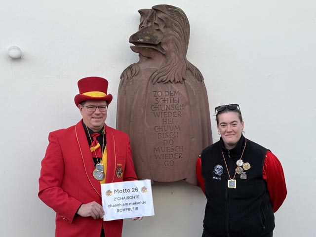 Narrenvater Marco Zaugg präsentiert zusammen mit Michelle Gertiser, die als 11. Elferrätin den Elferrat komplettiert; das Fasnachtsmotto 2026. Foto: Jörg Wägli