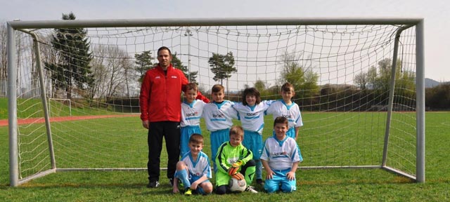 Wo alles begann: Trainer Marco Acklin mit seinen Jungs. Leo Brogle hinten 2. von rechts. Foto: zVg