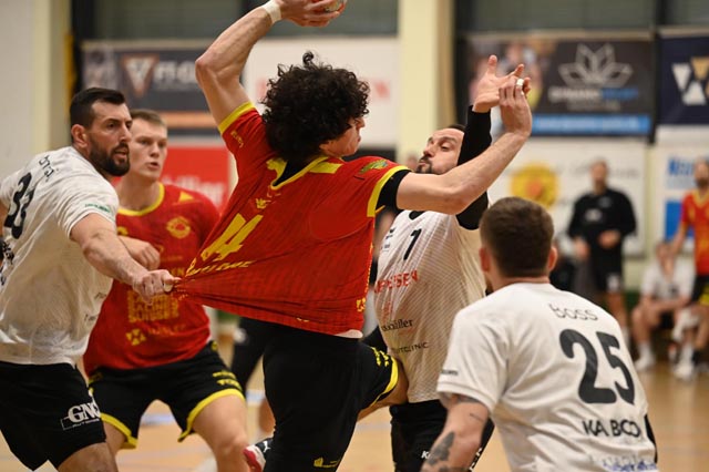 Sadok Ben Romdhane, hart bedrängt von der Gossauer Abwehr. Foto: Christine Steck