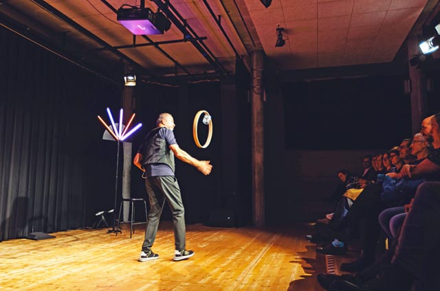 Michel Gammenthaler faszinierte sein Publikum mit einem fliegenden Wasserglas. Das Staunen von allen war ihm sicher. Foto: Knut Burmeister