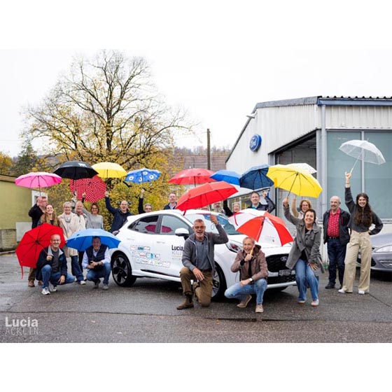 Gruppenfoto mit (fast) allen Sponsoren; rechts aussen die Siebenkämpferin Lucia Acklin. Foto: zVg