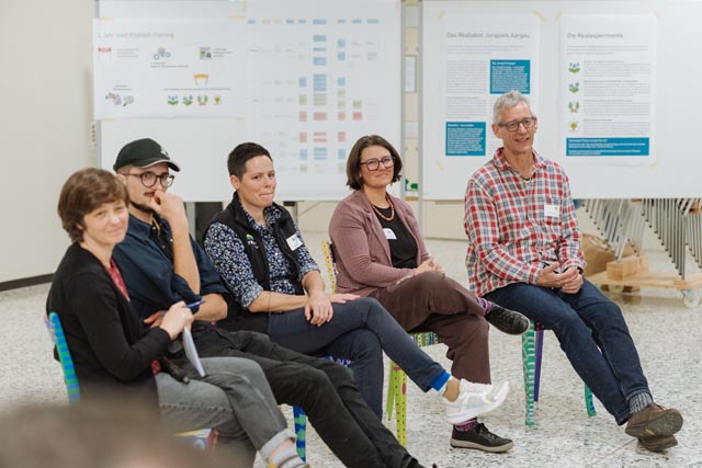 Das Podium (vlnr): Unter der Leitung von Elisa Frank (Akademie der Naturwissenschaften Schweiz, scnat) diskutierten Leander Dalbert (Landwirt und Unternehmer), Isabelle Zutter (Jurapark Aargau), Mollie Chapman und Christian Pohl (beide ETH Zürich). Foto: © Yuri Schmid