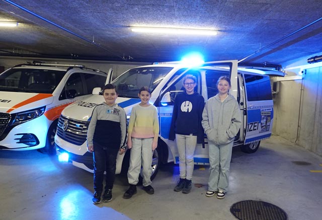 Vier Kinder erhielten im Rahmen des Zukunftstags Einblicke in die Arbeit der Polizei Oberes Fricktal. Foto: zVg