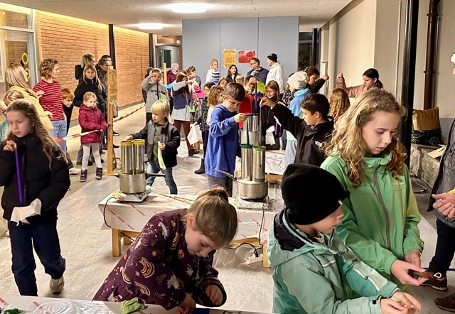 Kerzenziehen für die Schülerinnen und Schüler. Foto: zVg