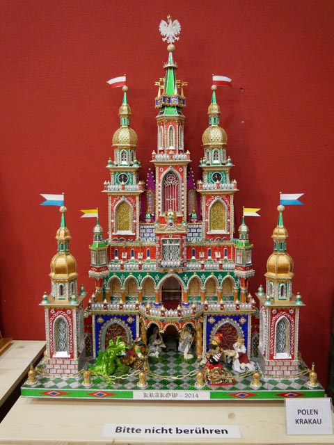 Der Marienkirche in Krakau frei nachempfunden ist diese Krippe aus Bonbonpapier.