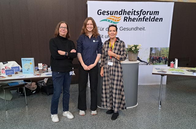 Martina Stricker, Stephanie Gygax und Béa Bieber (von links) am Infostand. Foto: zVg