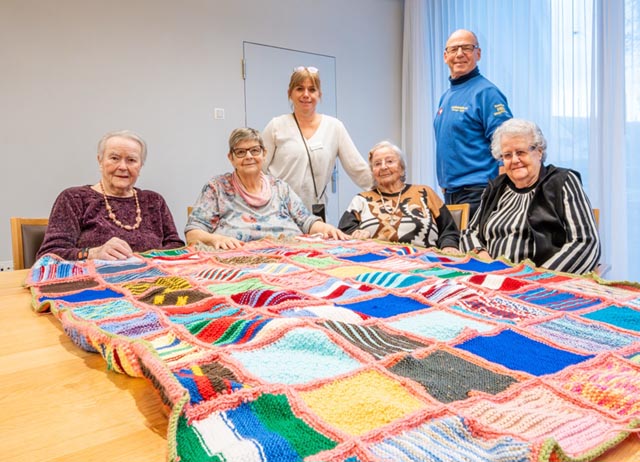 Die fleissigen Strickerinnen zusammen mit Georges Brogle, Präsident der Rumänien-Hilfe Wegenstetten, und Daniela Pizzoleo, Leitung Aktivierung im Rinau Park. Foto: zVg