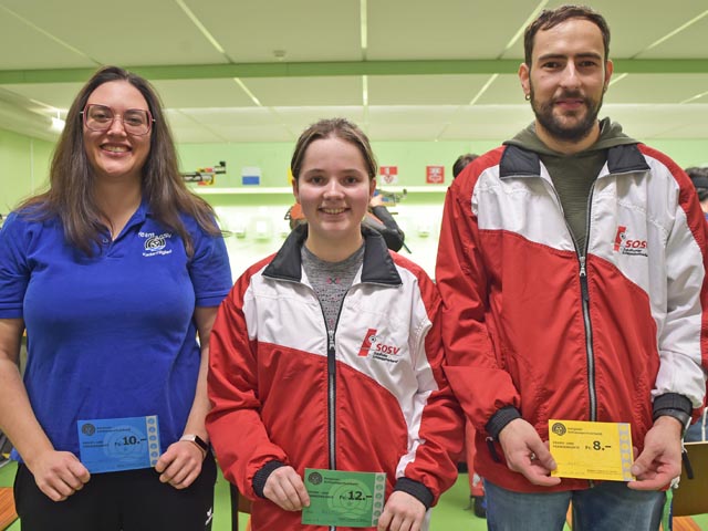 Das Siegestrio bei der Elite (von links): Christiane Keller (2.), Siegerin Gina Gyger und Simon Zellweger (3.). Foto: wr