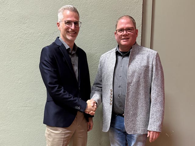 Gemeindeammann Oliver Brem dankt Gemeinderat Raphael Lemblé für seinen langjährigen Einsatz zugunsten der Gemeinde Kaisten. Foto: jw