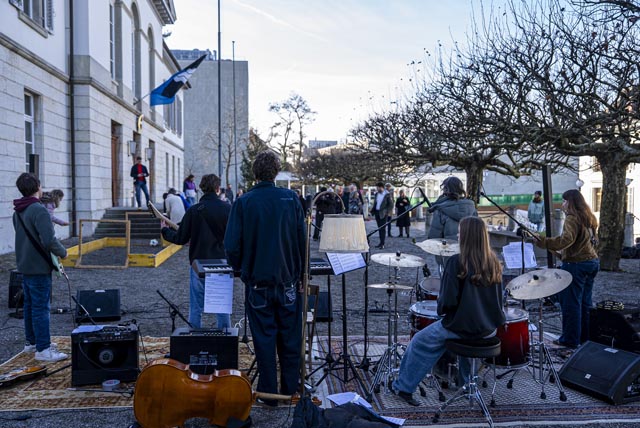 Jugendkulturelles Konzert der jungen Zofinger Band «Analysing Movement» auf dem Vorplatz des Regierungsgebäudes. Foto: Andi Hofmann