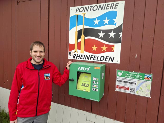 Vereinspräsident Christian Schneider mit dem Defibrillator vor dem Vereinshaus. Foto: Roman Ackeret