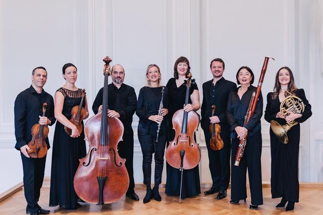 Das Ensemble Fiacorda mit Philippe Villafranca (Violine), Naomi Lozano (Violine), Teodor Dimitrov (Viola), Gunta Abele (Cello), Gengpei Li (Kontrabass), Karin Dornbusch (Klarinette), Marie-Thérèse Yan (Fagott), Eda Paçaci (Horn)