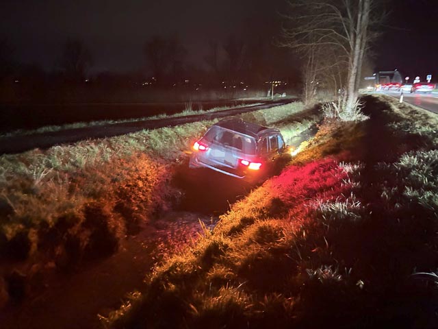 In Unterlunkhofen landete ein Auto im Bach.