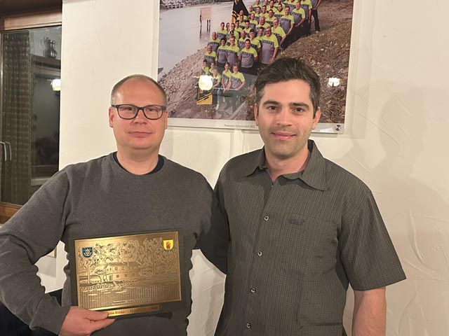 Jubilar Ronnie Binder und Präsident Yannic Benz