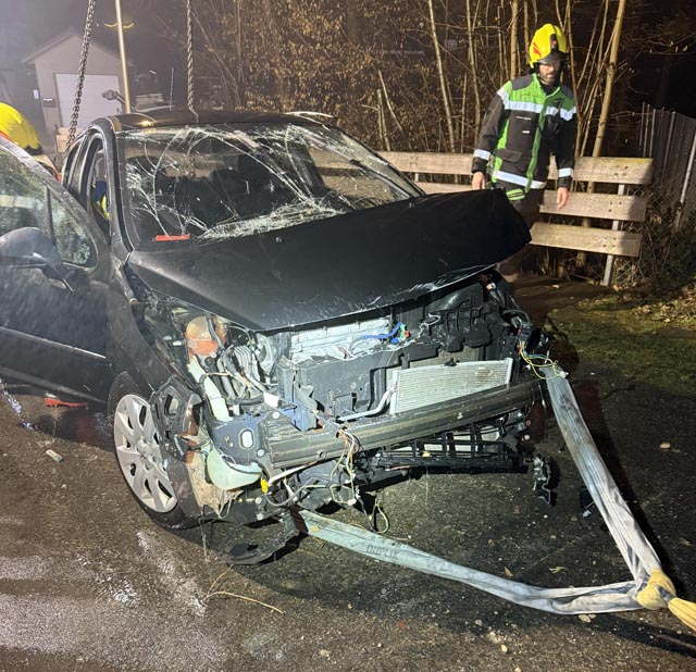 Ein Auto landete im Bach, aber der Fahrer kam mit leichten Verletzungen davon.