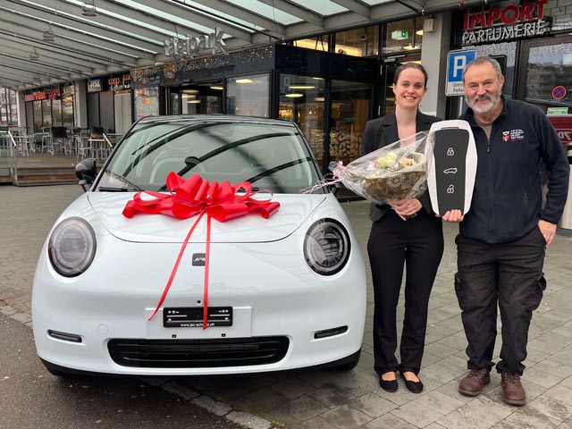 Strahlende Siegerin: Carina White übernimmt zusammen mit ihrem Vater ihren neuen E-Flitzer aus dem Wettbewerb «Sagenhaft».