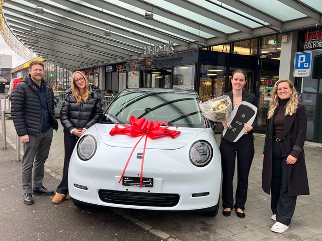 Kevin Baumann, Kauffmännischer Leiter JAC, Nathalie Berger, Marketing JAC, Gewinnerin Carina White und Margaux Scherrer, Sagenhaft Projektleiterin bei der Auto-Übergabe (von links)