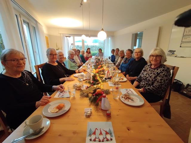 Strickgruppe der Frauengemeinschaft Mumpf feierte Weihnachten. Foto: Andrea Berger