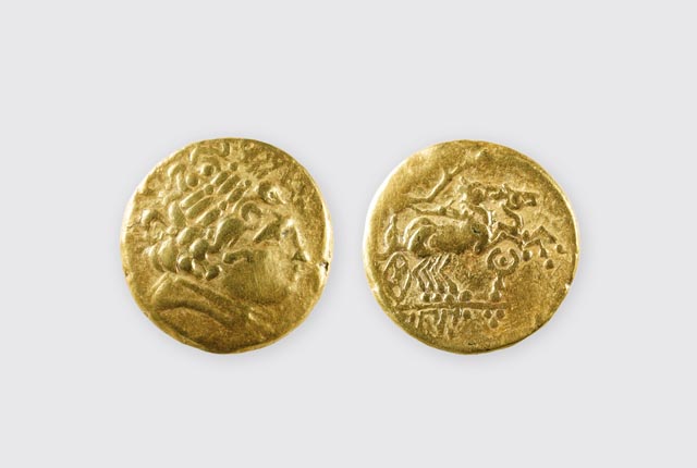 Der Stater hat ein Gewicht von 7,8 g und zeigt auf der Vorderseite den Kopf des griechischen Gottes Apollon und auf der Rückseite eine Pferdegespann (Biga). Foto: Archäologie Baselland