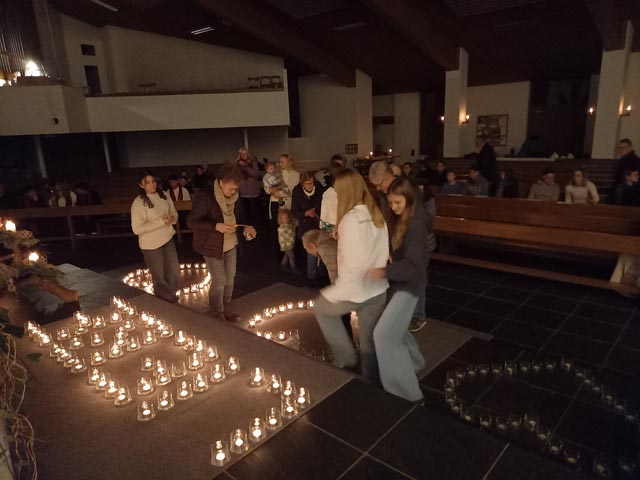 Ein «Herz» für die Caritas hatten die Besucher des von den Siebtklässlern mitgestalteten Familiengottesdienstes.