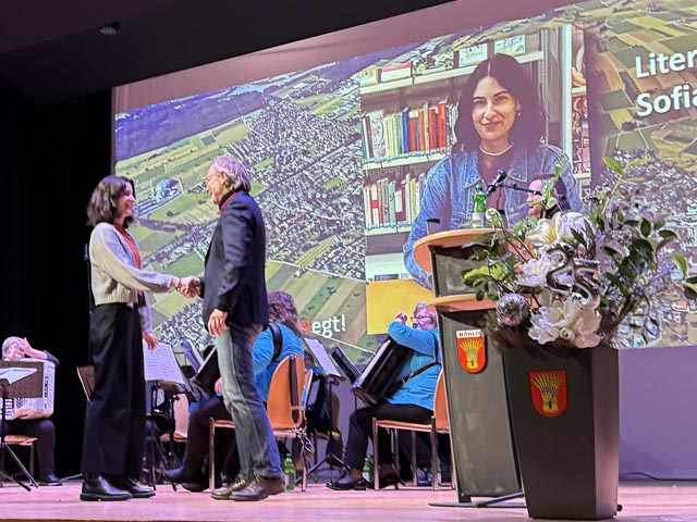 Markus Fäs ehrt Sofia Chautems für ihren Erfolg beim 7. Vechtaer Jugendliteratur-Wettbewerb. Foto: Lilia Staiger