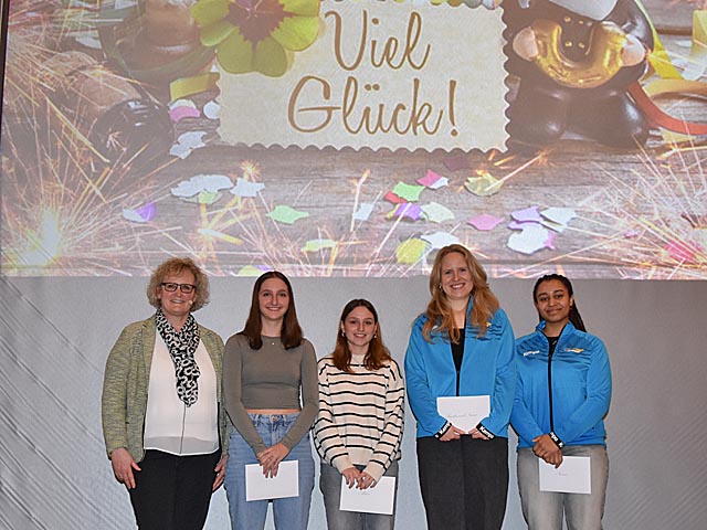 Von links: Frau Vizeammann Benie Ankli, Ilenia und Alina Porriciello sowie Sandra Leimgruber und Naomi Christen. Foto: Jörg Wägli