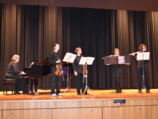 Andrea Gross, Leiterin Funshine Singers, begleitete auf dem Flügel das Musikschul-Quartett mit zwei Lehrerinnen (Stefanie Ruf, Violine; Jacqueline Kym, Querflöte) und zwei Schülern (Johanna Stein, Violine; Joel Datz, Querflöte). Foto: Jörg Wägli