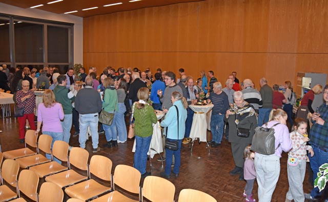 Gemütliches Beisammensein und gute Gespräche beim traditionellen Apéro. Foto: Jörg Wägli