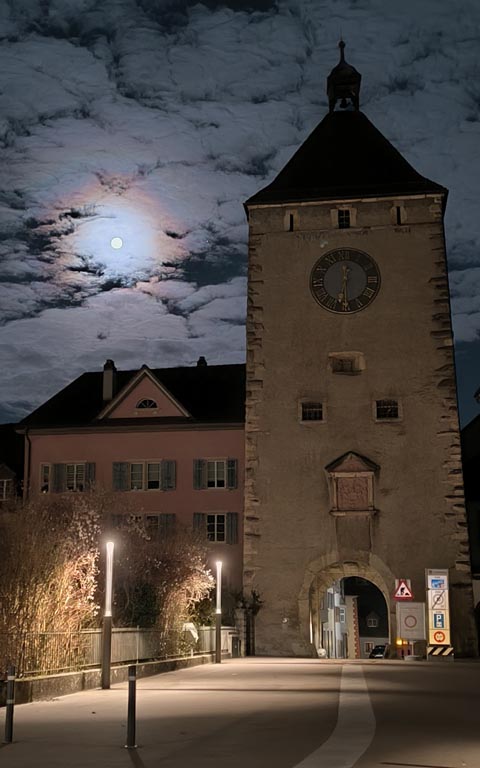 Beobachtet: Das Laufenburger Tor zur Altstadt in Vollmond-Kulisse