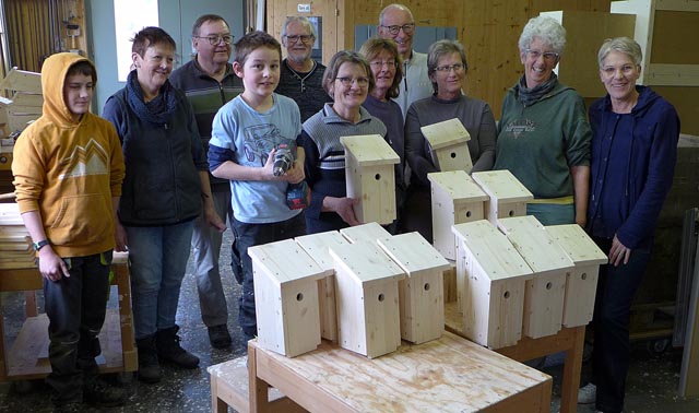 Auch Vögel schätzen ein schönes Zuhause: Der Naturverein Herznach-Ueken und Freiwillige erstellten am Samstag 148 Nistkästen. Foto: Manfred Heule