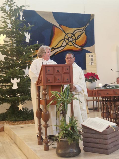 Antonia Hasler, Regionalverantwortliche des Bistums Basel, würdigte das Schaffen von Stefan Wolo Itu.