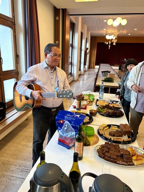 Ein Pfarrer, der auch singt und Gitarre spielt: Stefan Wolo Itu hat Musik im Blut.