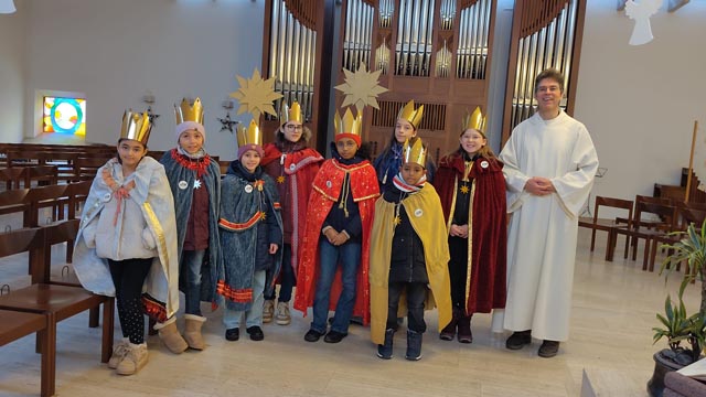 Die Steiner Sternsinger nach dem Gottesdienst mit Pfarreiseelsorger Berthold Kessler