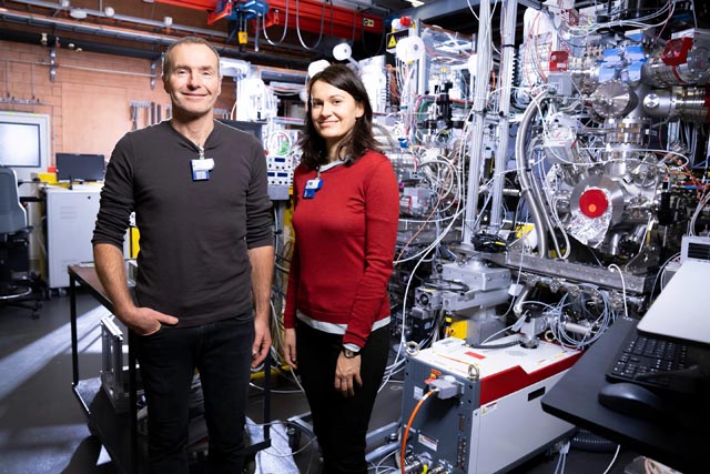 Gregor Knopp und Ana Sofia Morillo Candas in der Experimentierstation Maloja des SwissFEL. Hier setzten sie erfolgreich das Verfahren der Röntgen-Vierwellenmischung ein – ein Experiment, das Forschende weltweit seit Jahrzehnten zu realisieren versucht hatten. Foto: © Paul Scherrer Institut PSI/Mahir Dzambegovic