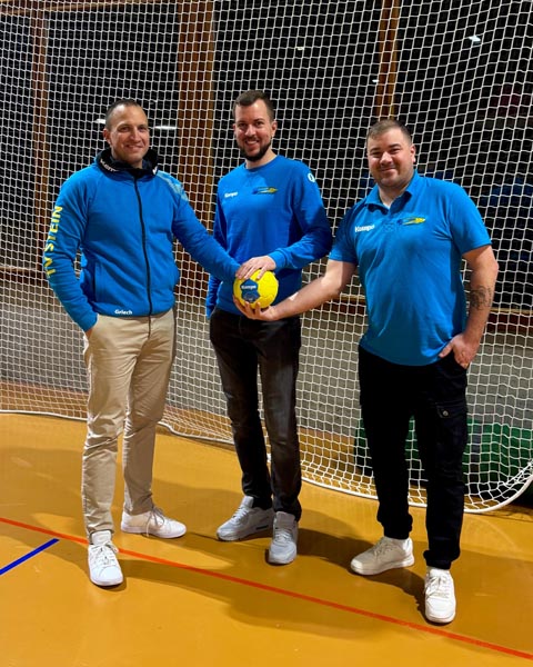 Von links: Daniel «Griech» Saridis (Sportchef), Adrian «Buur» Blaser, Roman «Römer» Brogli (Handballchef). Foto: zVg