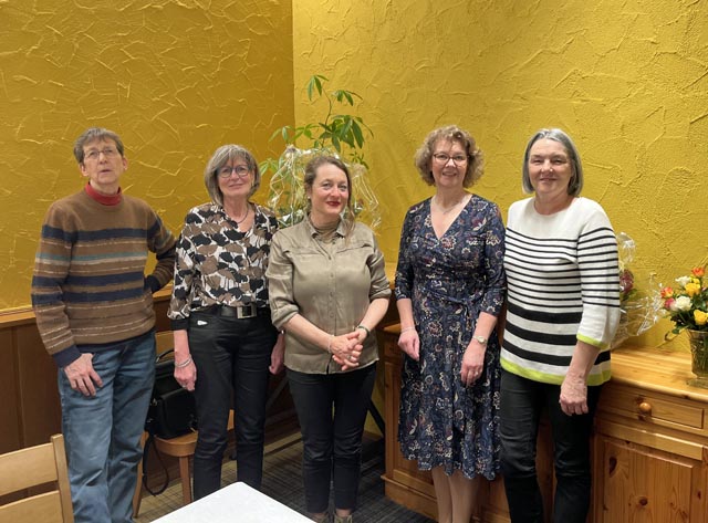 Neumitglied Vreni Basler, Ehrenmitglied Annarös Petermann, die neue Chorleiterin Karen Haverbeck, die abtretende Dirigentin Hiltrud Krack und das neue Vorstandsmitglied Annelies Oeschger (von links). Foto: Urs Boutellier