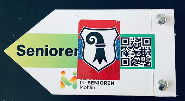 Beklebter Seniorenwegweiser in Möhlin. Foto: zVg