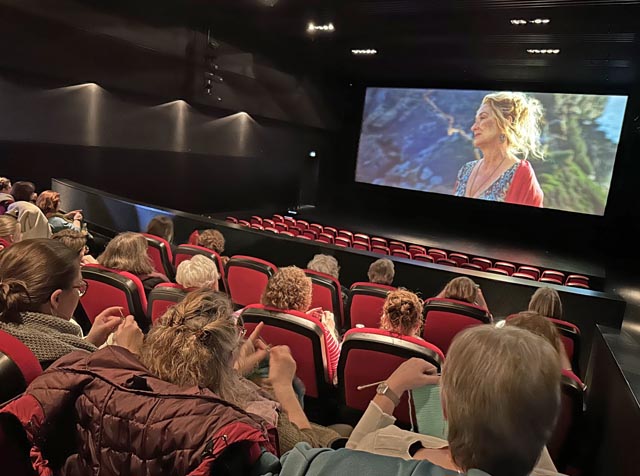 Stricken und Häkeln in Kinosesseln zum Takt der ABBA-Songs. Foto: Sonja Fasler