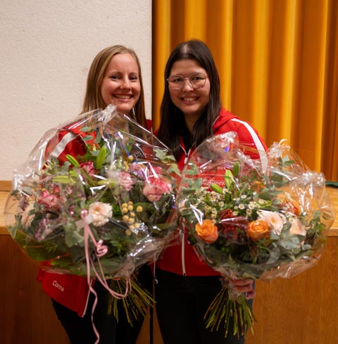 Zwei neue Ehrenmitglieder: Nicole Deiss (rechts) und Corina Hartmann durften den Dank für ihre geleistete Arbeit während der letzten Jahre entgegennehmen. Foto: zVg