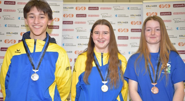 Muhens Gewehrnachwuchs schoss stark: In der Stufe 3 gingen Gold an Ayleen Schweizer (Mitte) und Silber an Felix Frey; Bronze eroberte die Buchserin Jenny Heiz.
