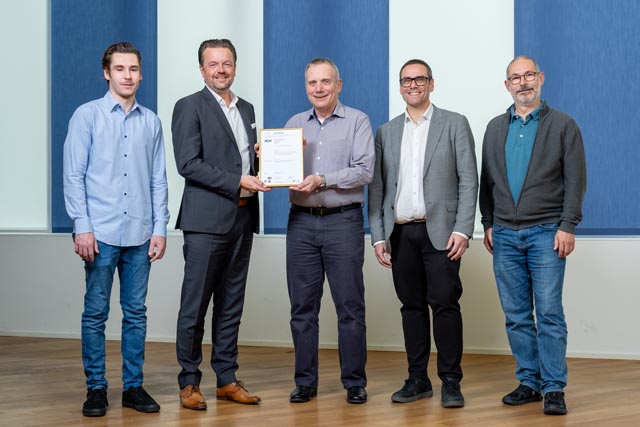 Von links: Dustin Keinert (Information Security Officer, AEW), Marc Ritter (CEO der AEW), Jean-Pierre Bapst (leitender Auditor bei der SQS), Hannes Brunner (Chief Information Security Officer, AEW), Roger Bollhalder (Information Security Officer OT, AEW). Foto: zVg