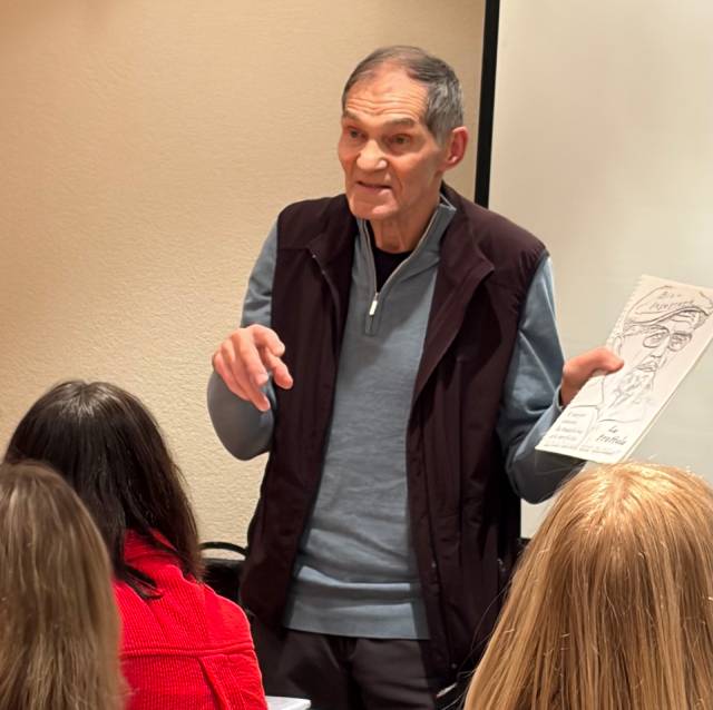 Ehrenmitglied Hansruedi Dinkel stellte sein neues Buch vor. Foto: zVg