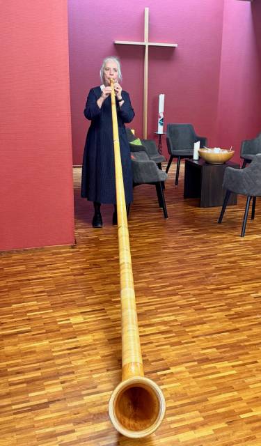 Sr. Esther beim Alphornspielen in Zuzgen