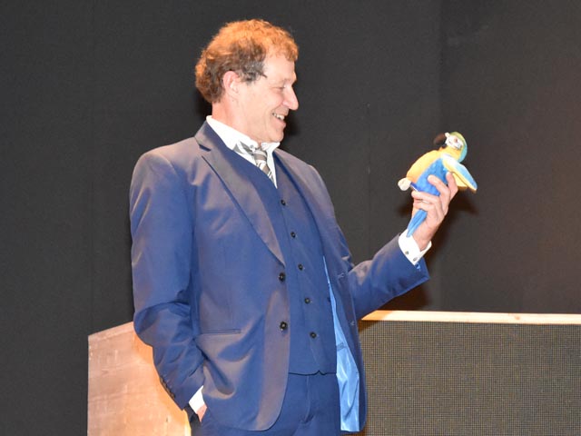 Bei einem Probebesuch durften sich die Medienleite von der Begeisterung für das Stück «Achtsam morden»  anstecken lassen. Foto: Jörg Wägli