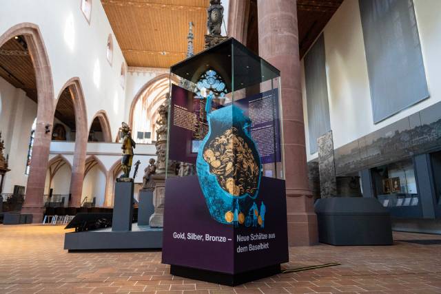 Die Bronzefunde sowie die Gold- und Silbermünzen sind ab sofort in der Ausstellung «Schatzfunde» noch bis zum 28. Juni in der Barfüsserkirche zu sehen. Foto: Historisches Museum Basel.