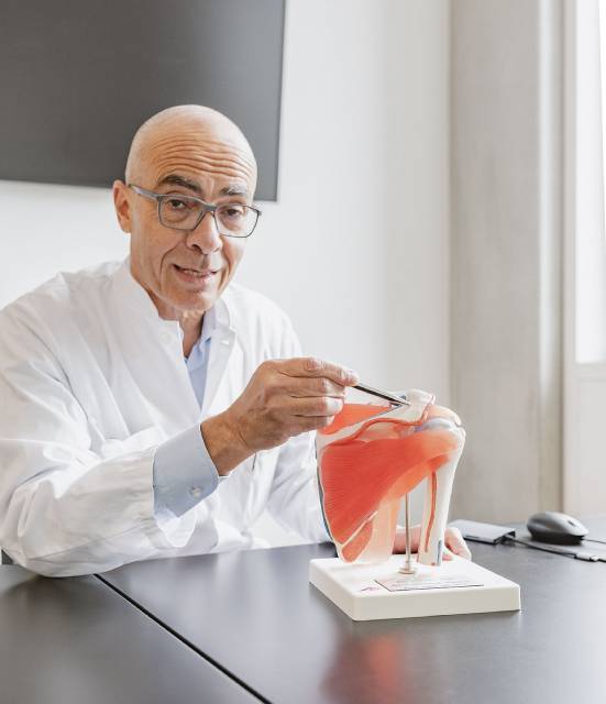 Prof. Karim Eid nutzt Augmented Reality bei einer Schulter-OP.