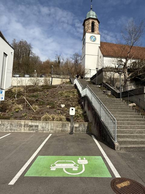 Bild: Der Swiss E-Car-Standort in Kaisten befindet sich an zentralem Ort neben dem Gemeindehaus – zumindest jetzt noch. Foto: Jörg Wägli